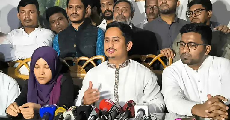 সংবাদ সম্মেলনে বক্তব্য রাখছেন সারজিস আলম